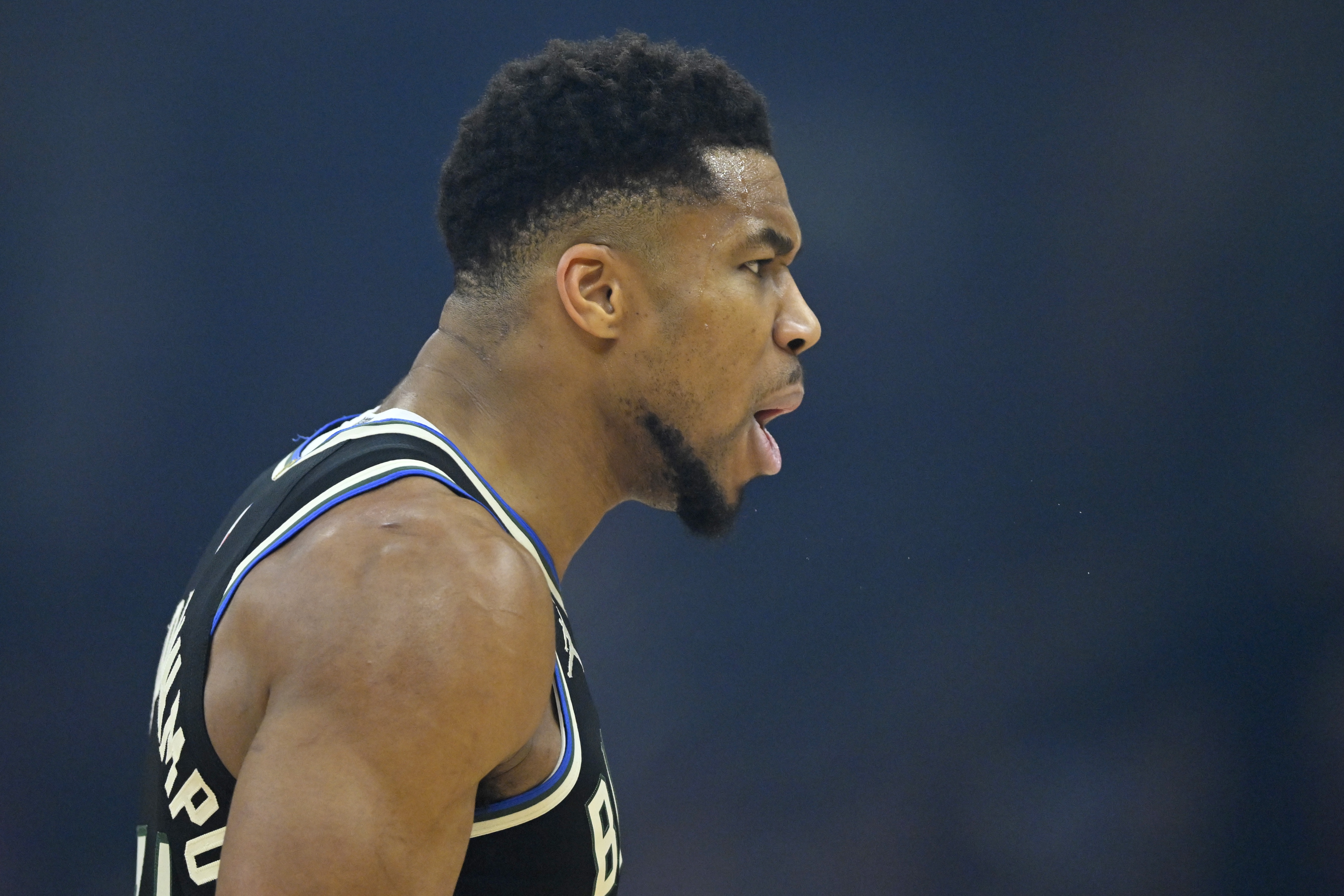 旺财28官方网站-仍然是怪兽！字母哥持球推进直接杀篮下 隔着两人完成炸扣